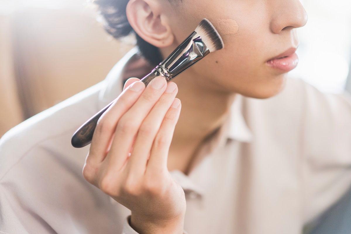 Jak dobrać bazę pod makijaż do typu cery (suchej, tłustej, mieszanej, dojrzałej).