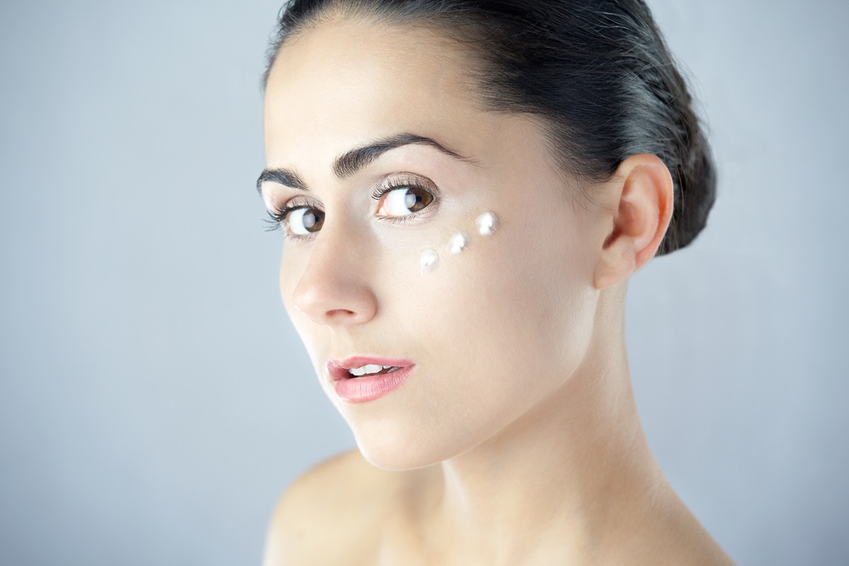 Jaką bazę pod makijaż wybrać? Poradnik dla różnych typów cery