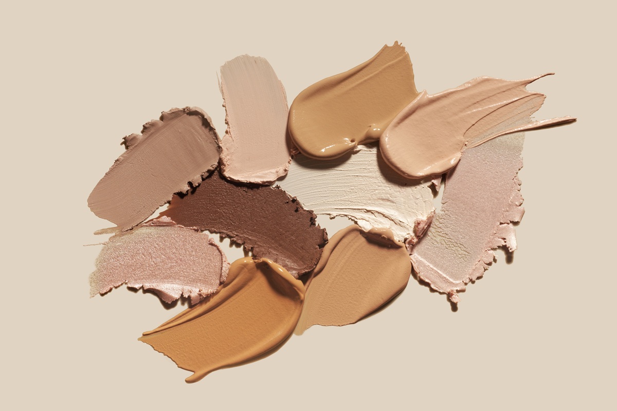 Jak stosować bazę rozświetlającą pod makijaż?