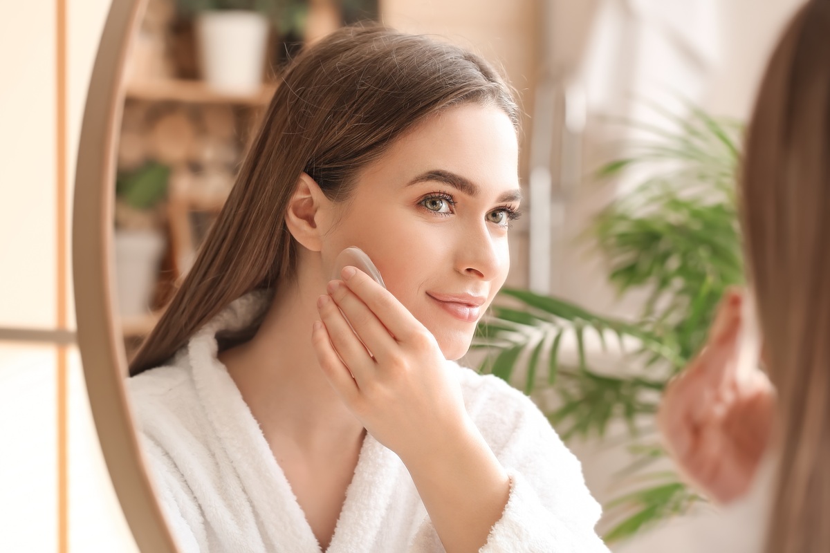 Jak nałożyć podkład? Pędzlem, gąbką czy palcami — co wybrać?